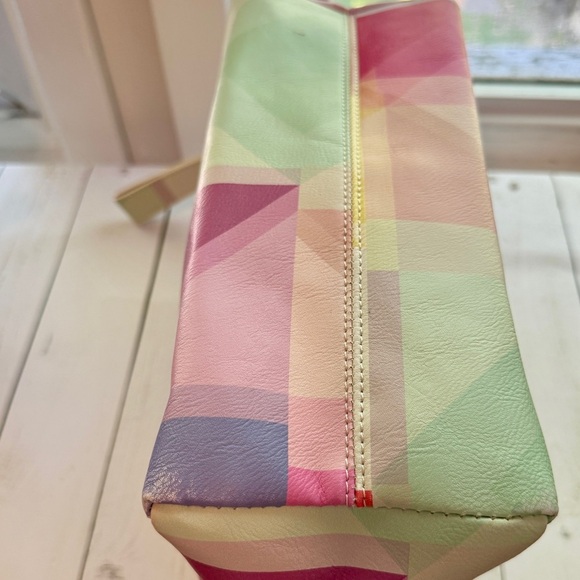 Betsey Johnson Color Block Large
Cosmetic Case 80s Retro
Geometric Travel - Picture 4 of 13